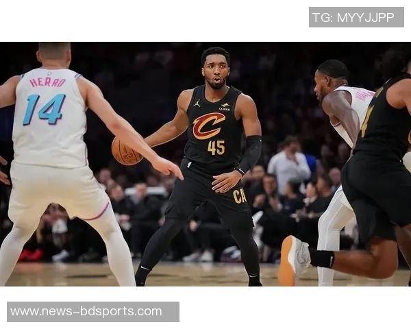 米切尔半场表现亮眼5中3贡献7分1板2助2断展现潜力